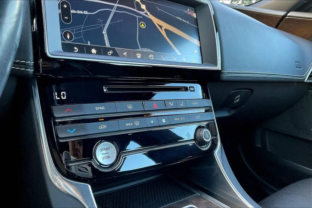 Jaguar XE photo 14