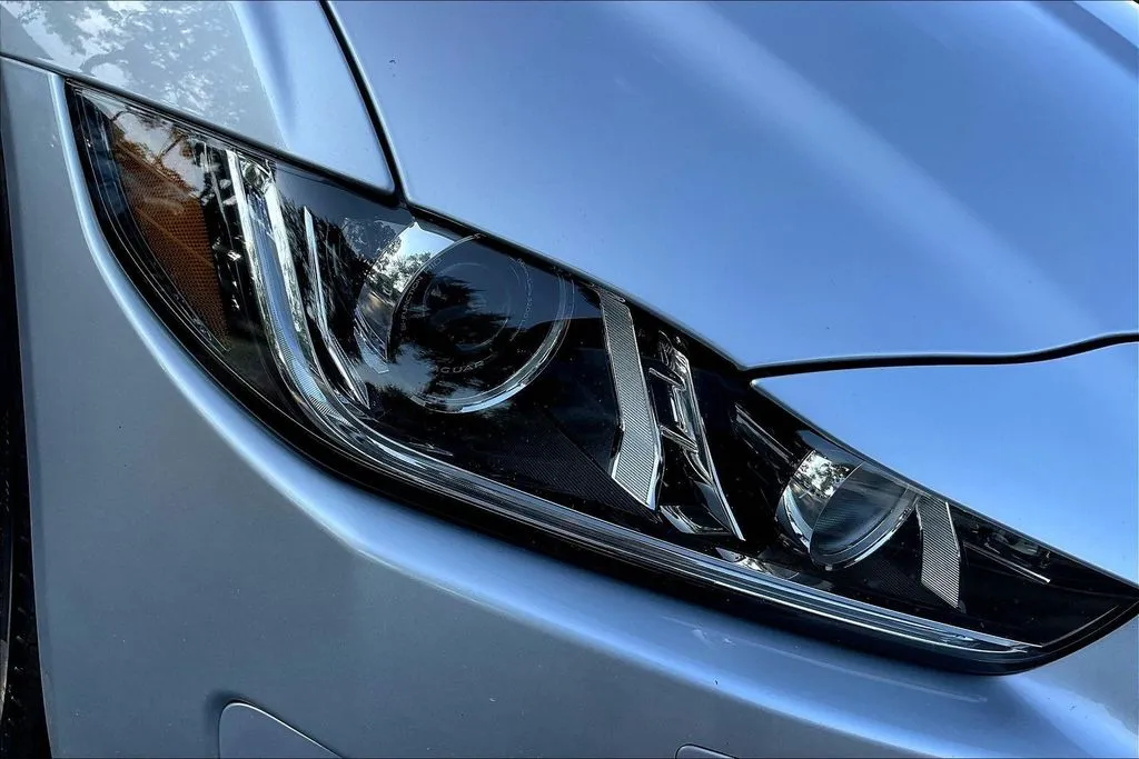 Jaguar XE photo 29