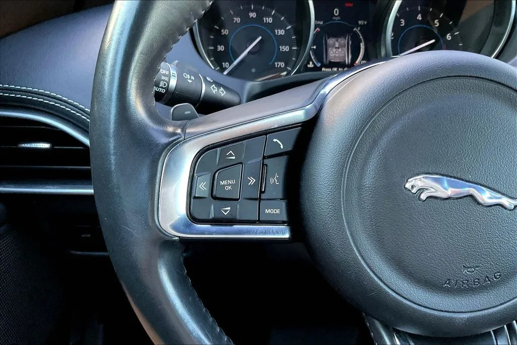 Jaguar XE photo 10