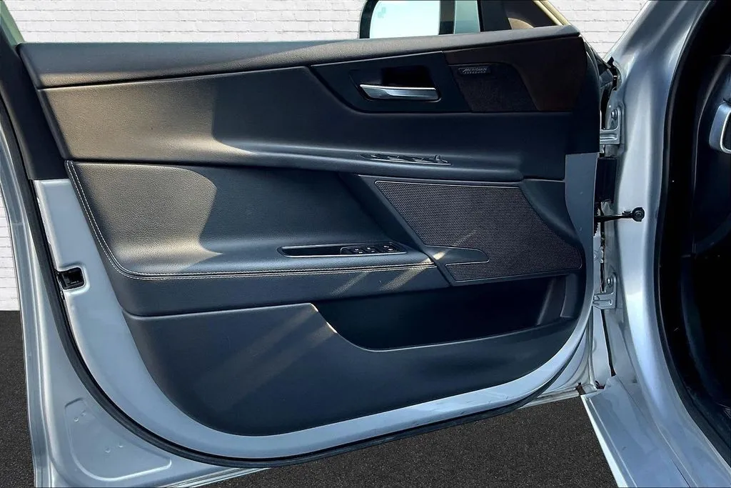 Jaguar XE photo 18