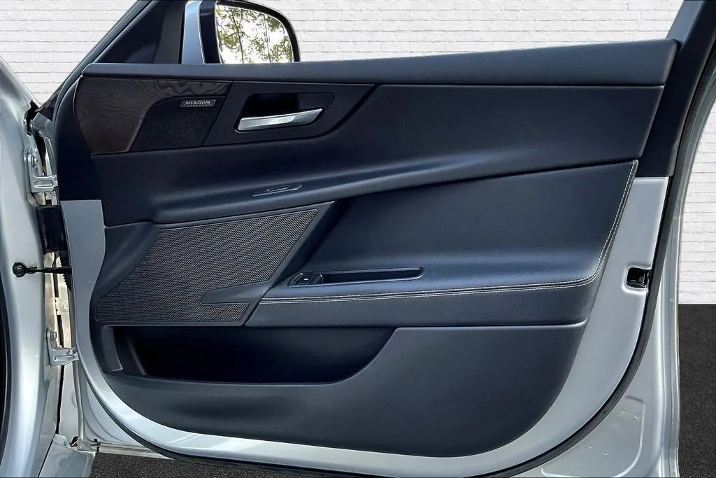 Jaguar XE photo 26