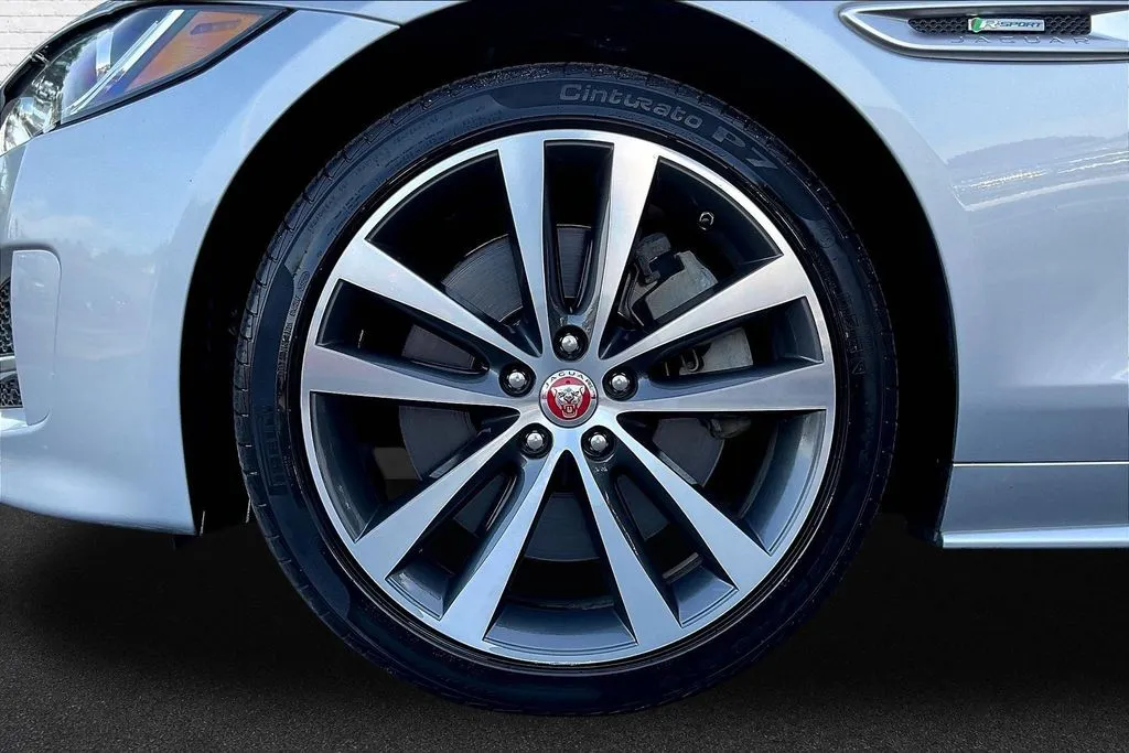 Jaguar XE photo 31
