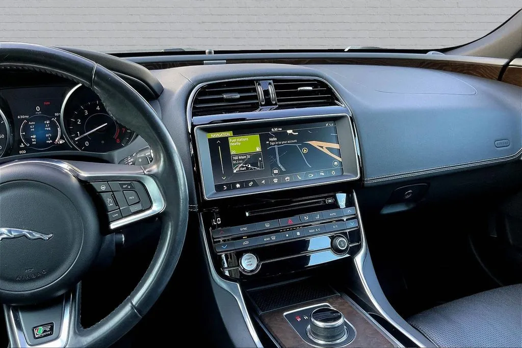 Jaguar XE photo 8
