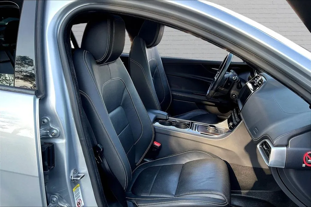 Jaguar XE photo 27