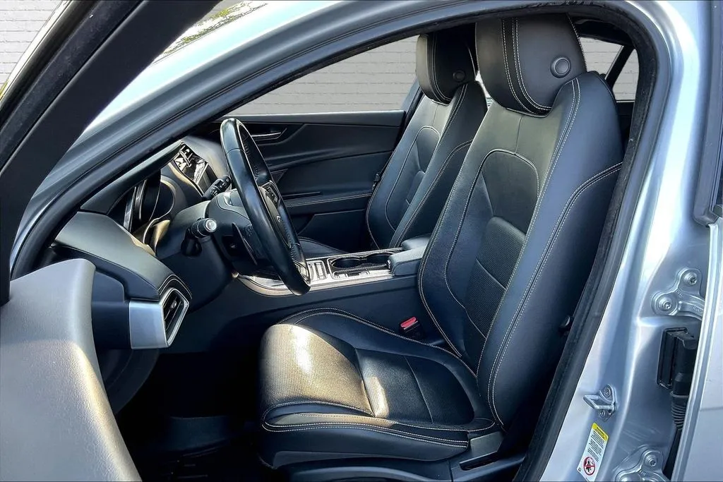 Jaguar XE photo 19