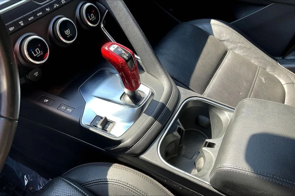 Jaguar E-PACE photo 13