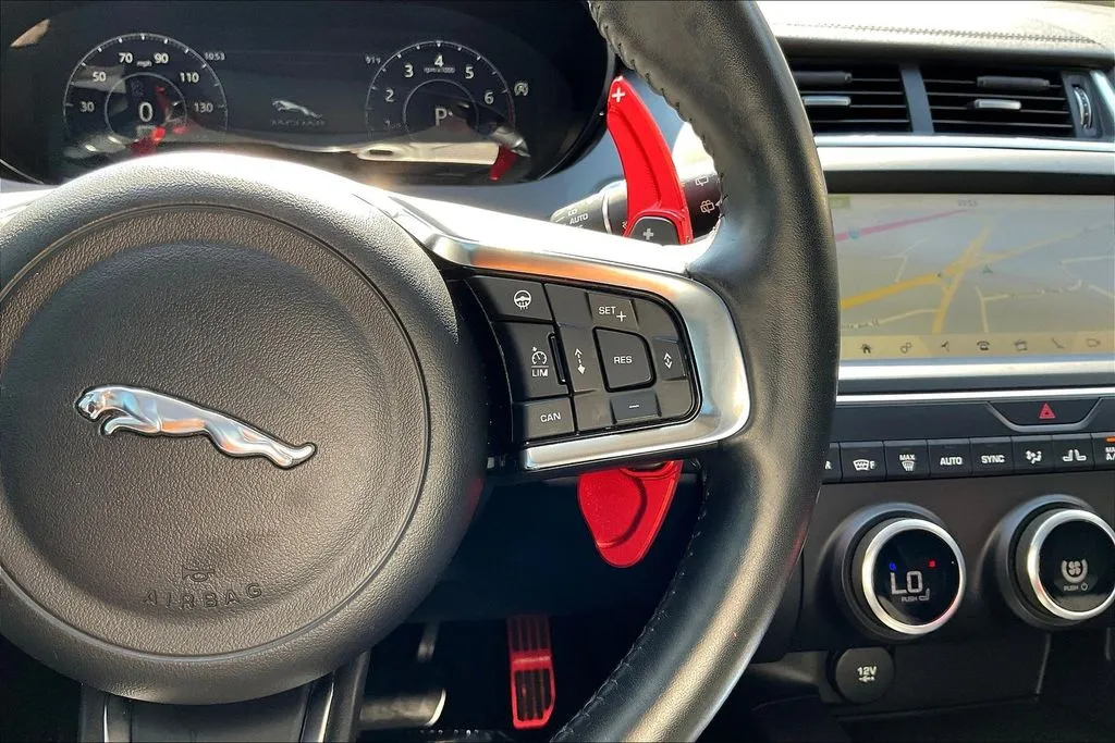 Jaguar E-PACE photo 9