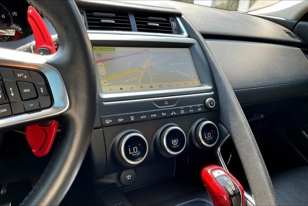 Jaguar E-PACE photo 12