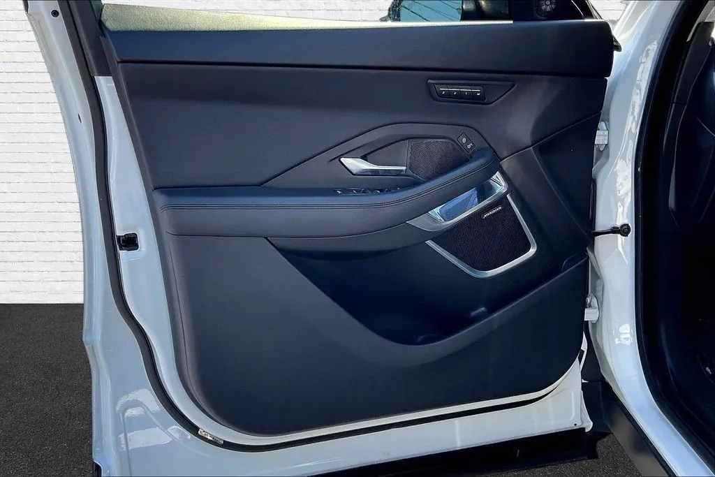 Jaguar E-PACE photo 15