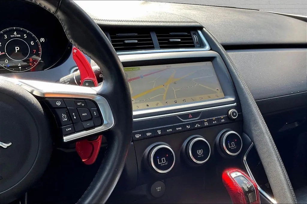 Jaguar E-PACE photo 7