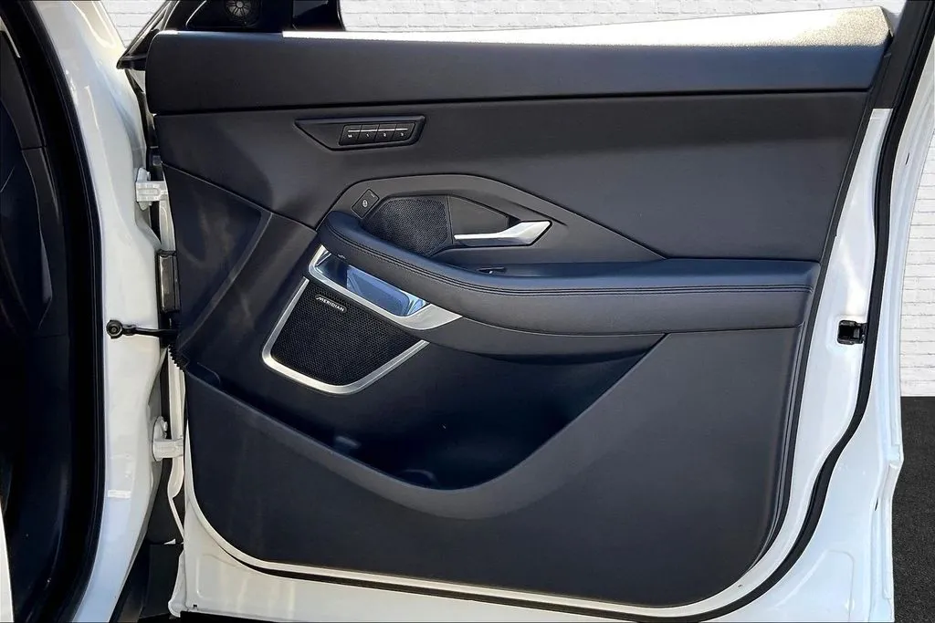 Jaguar E-PACE photo 22