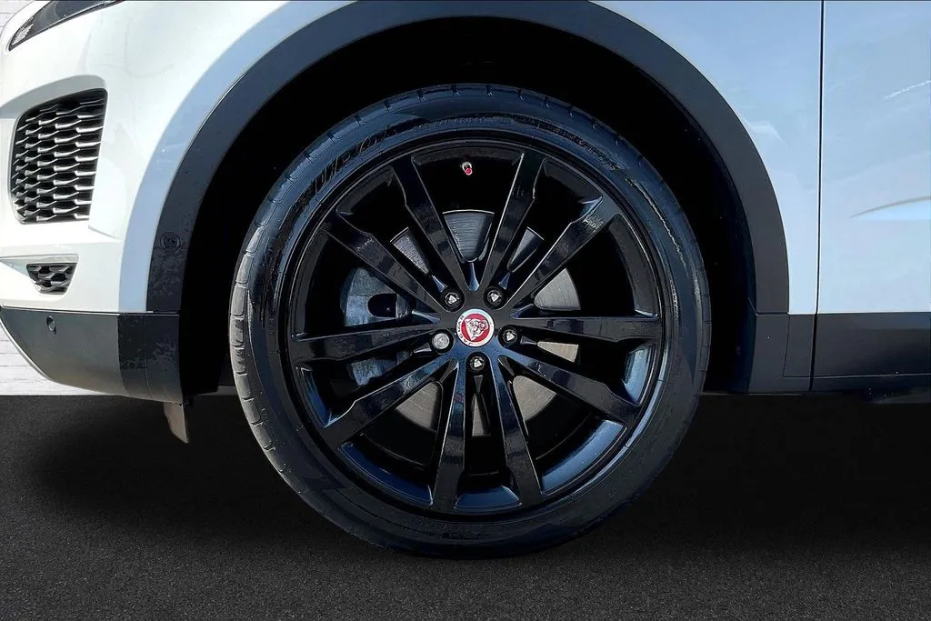 Jaguar E-PACE photo 27