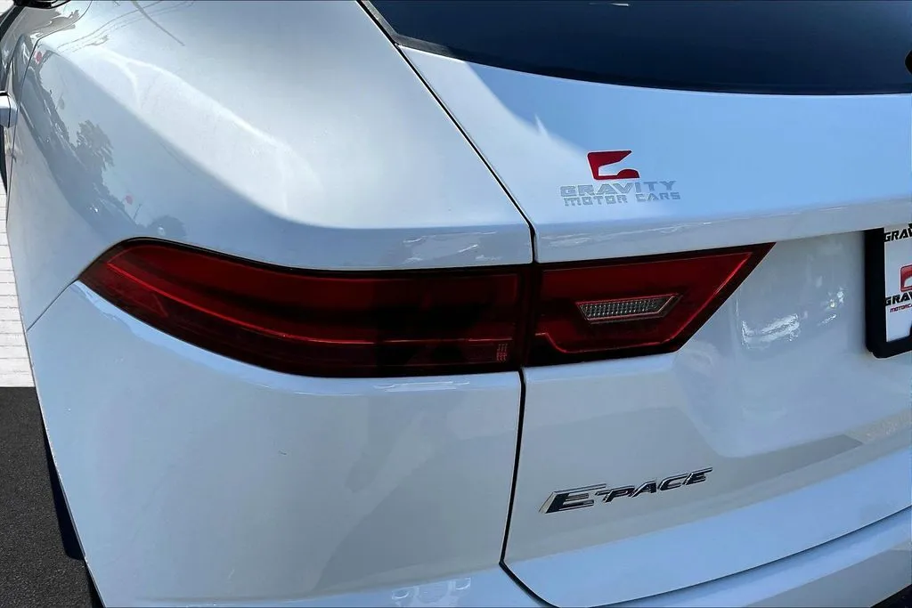 Jaguar E-PACE photo 18