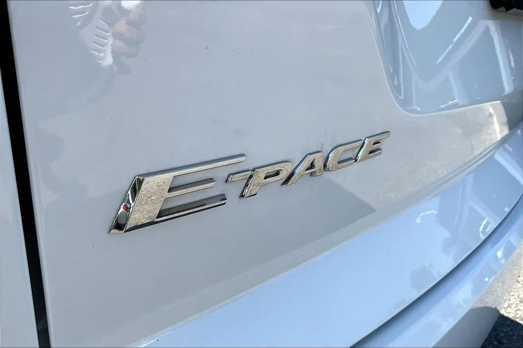 Jaguar E-PACE photo 19