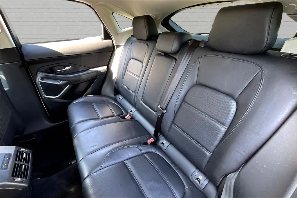 Jaguar E-PACE photo 17