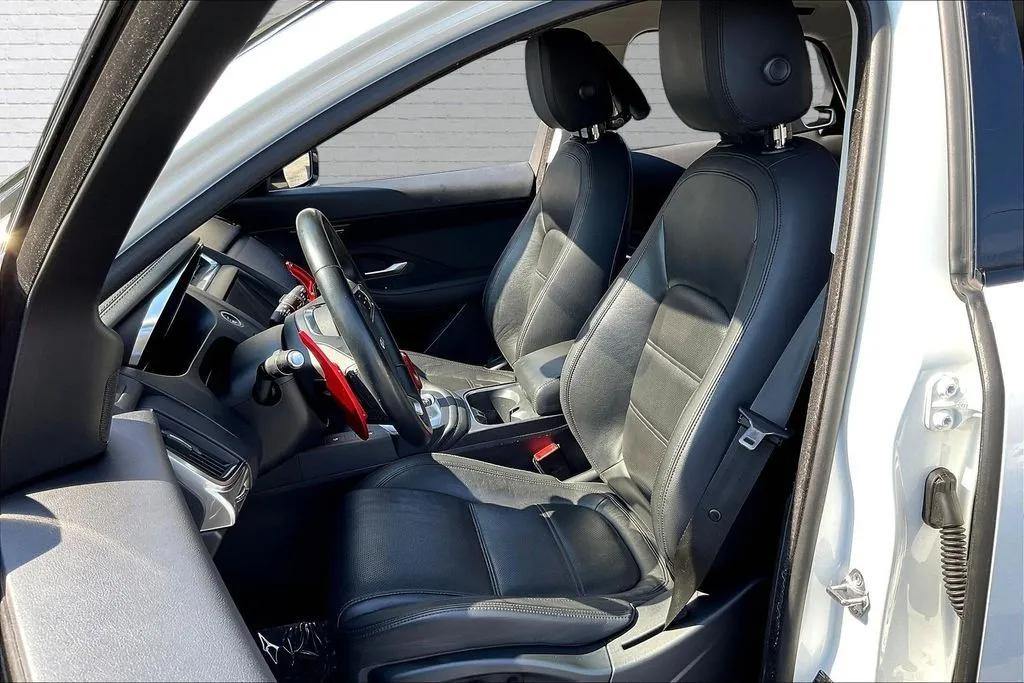 Jaguar E-PACE photo 16