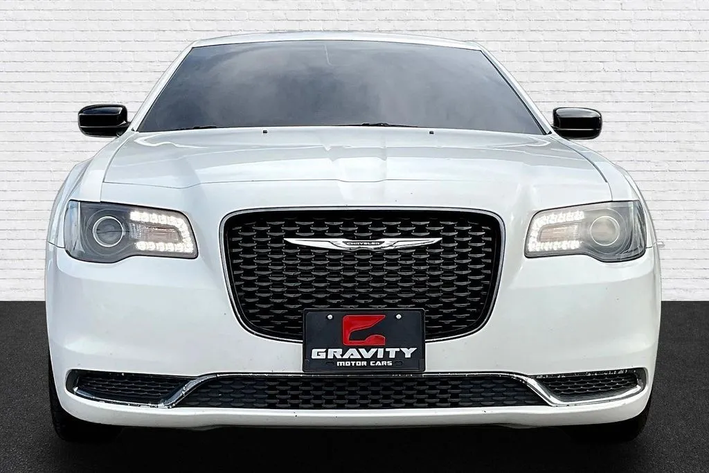 Chrysler 300 photo 2
