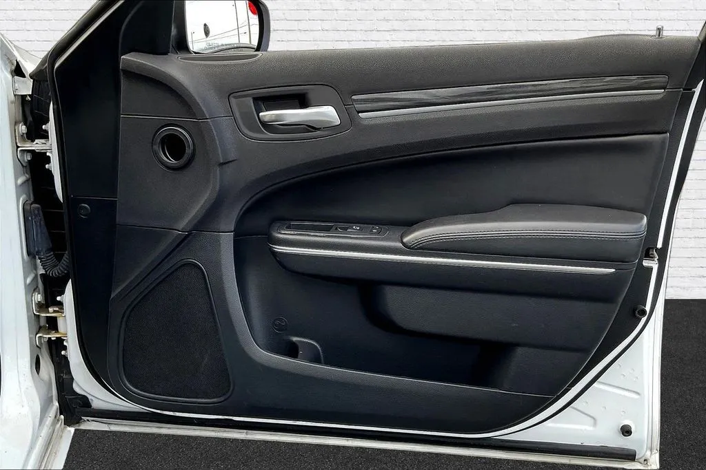 Chrysler 300 photo 17