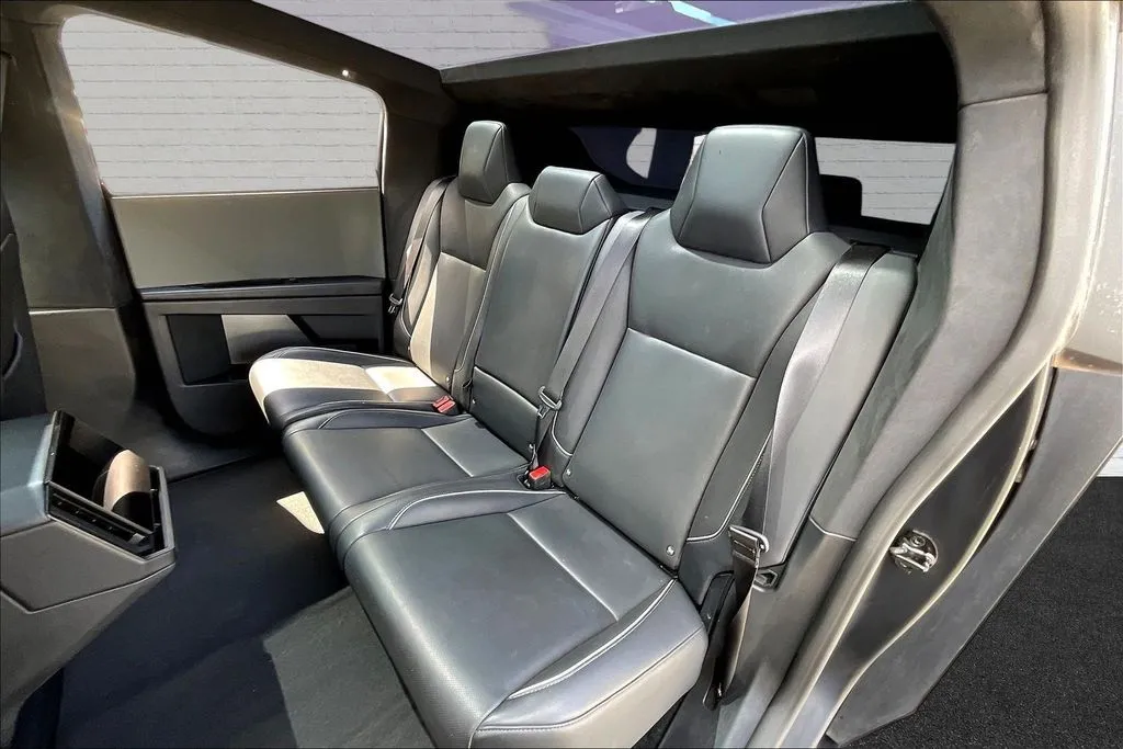 Tesla Cybertruck photo 17