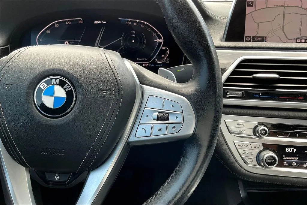 BMW 7 Series photo 12