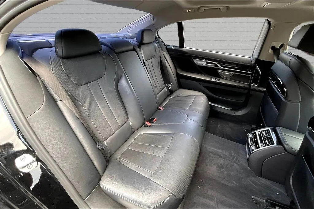 BMW 7 Series photo 24