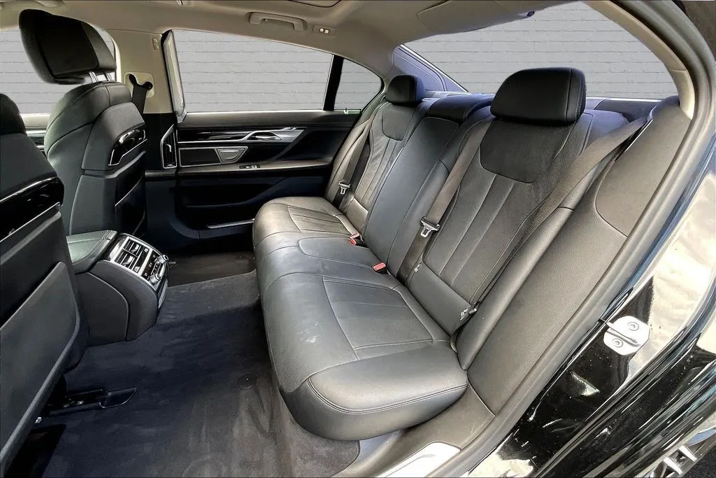 BMW 7 Series photo 21