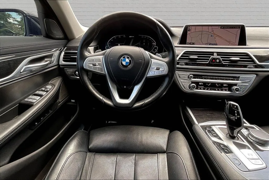 BMW 7 Series photo 8