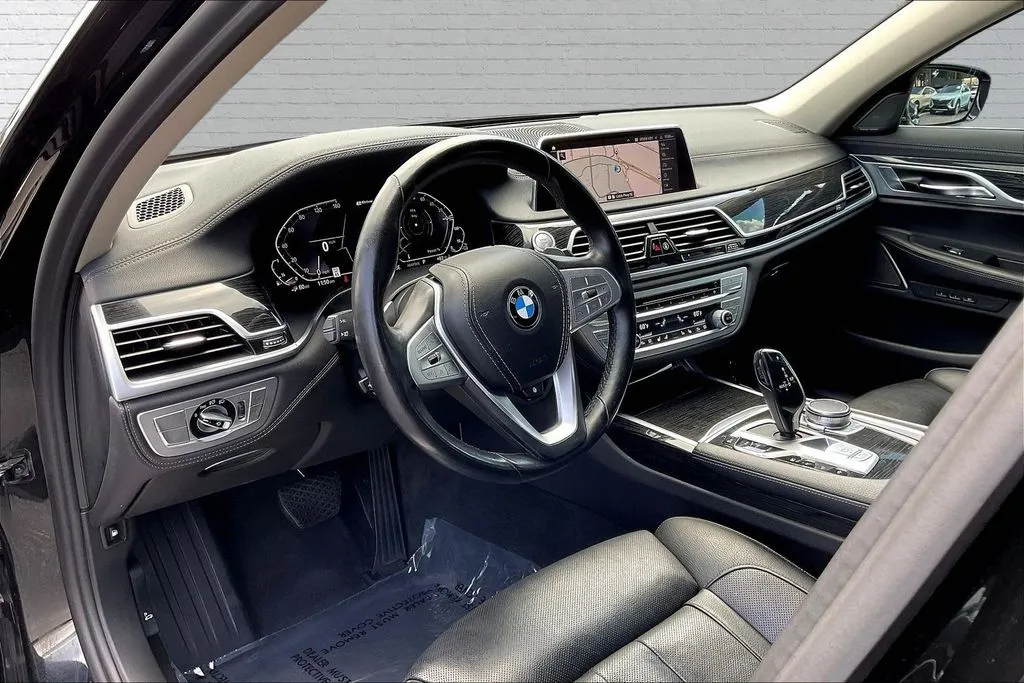 BMW 7 Series photo 16
