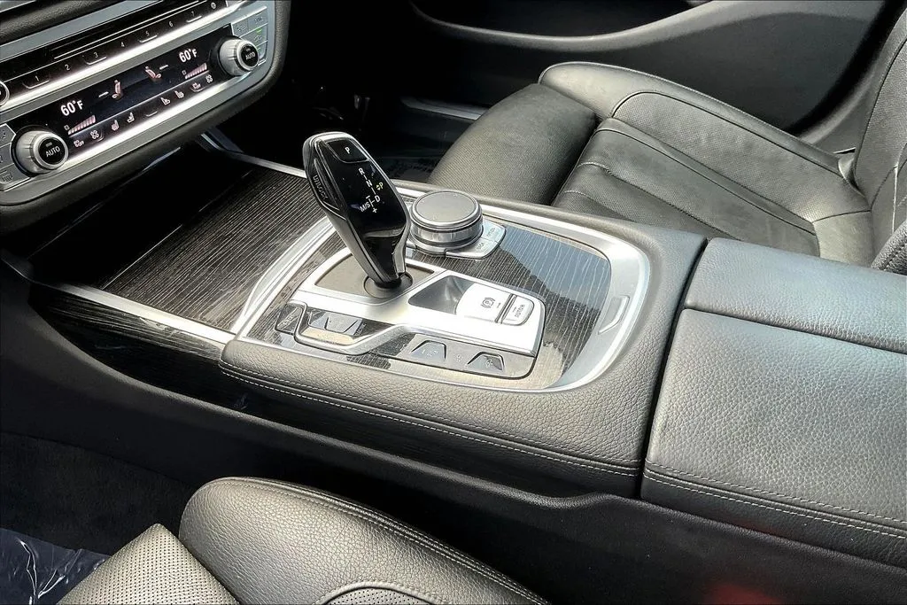 BMW 7 Series photo 17