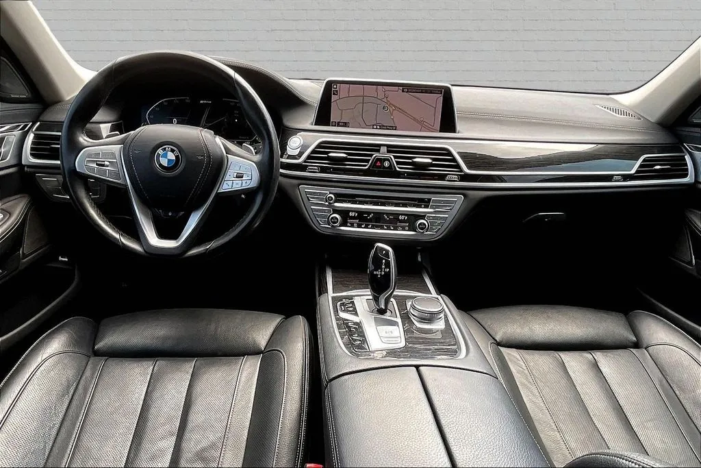 BMW 7 Series photo 7