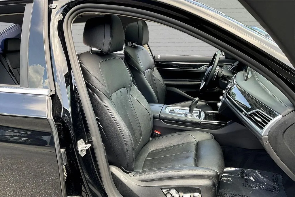 BMW 7 Series photo 28