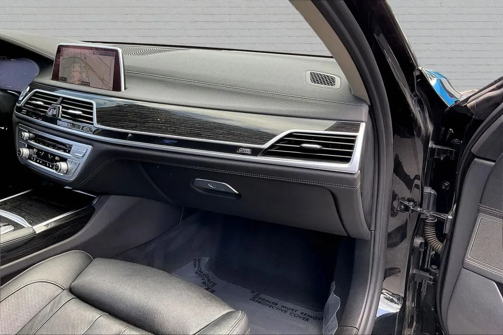 BMW 7 Series photo 25