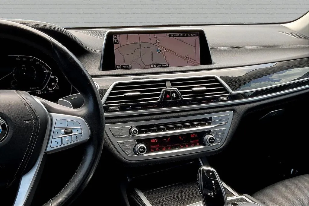BMW 7 Series photo 9