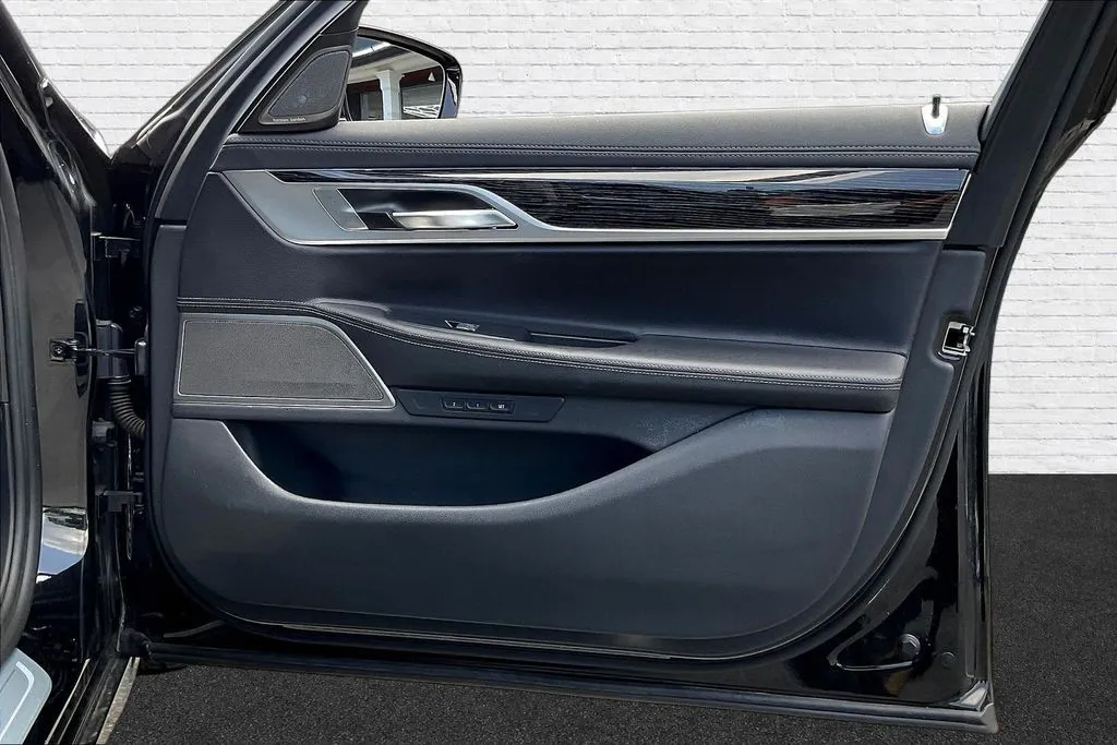 BMW 7 Series photo 27