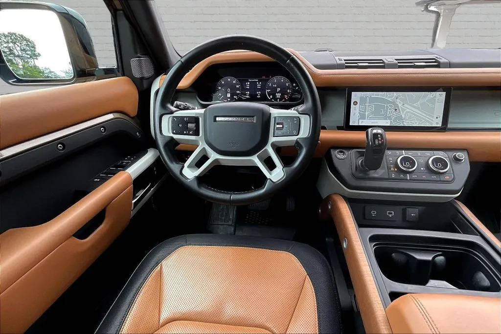 Land Rover Defender photo 8