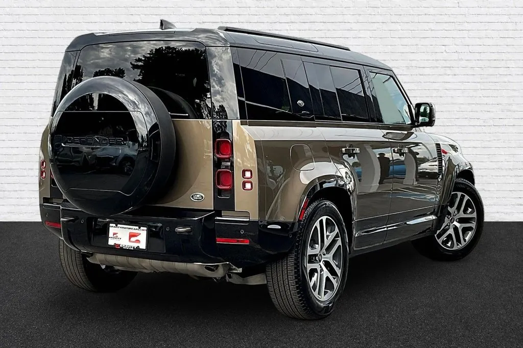 Land Rover Defender photo 6