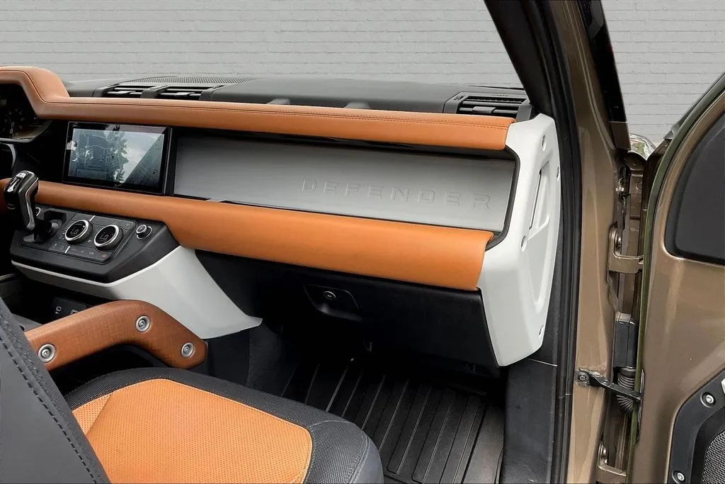 Land Rover Defender 110 photo 26