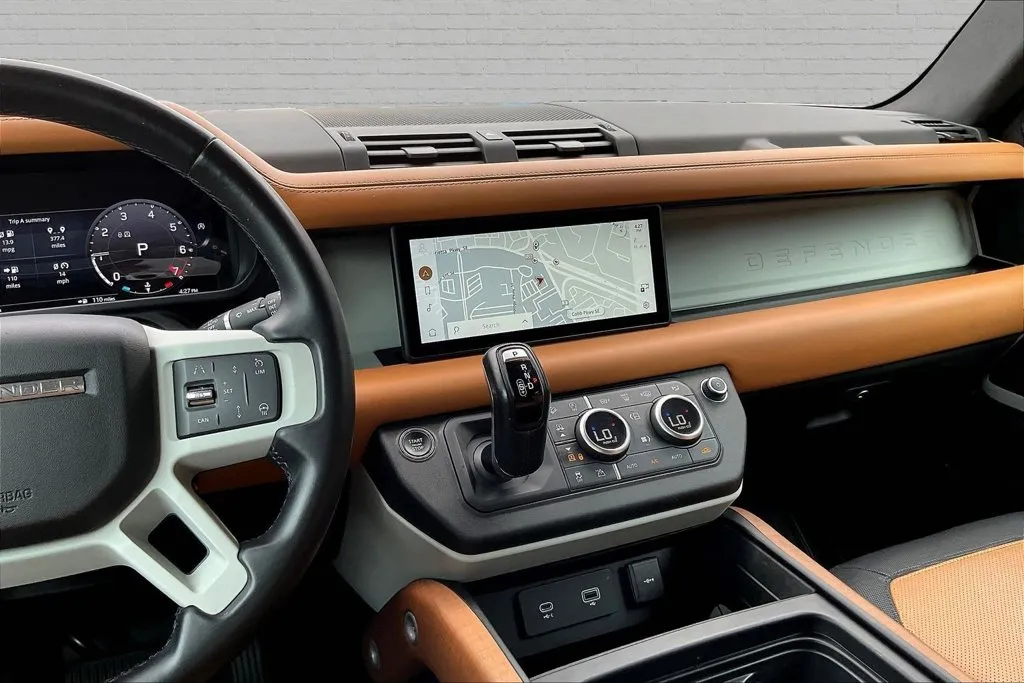 Land Rover Defender photo 9