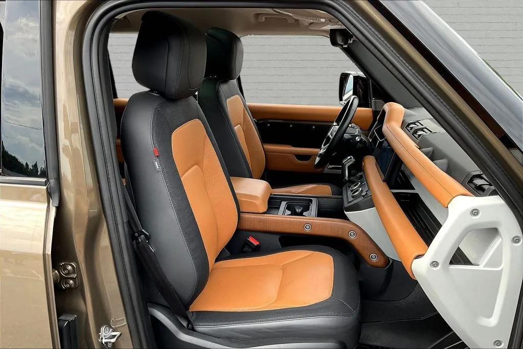 Land Rover Defender 110 photo 29
