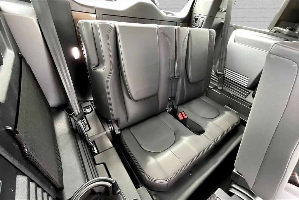 Land Rover Defender 110 photo 25