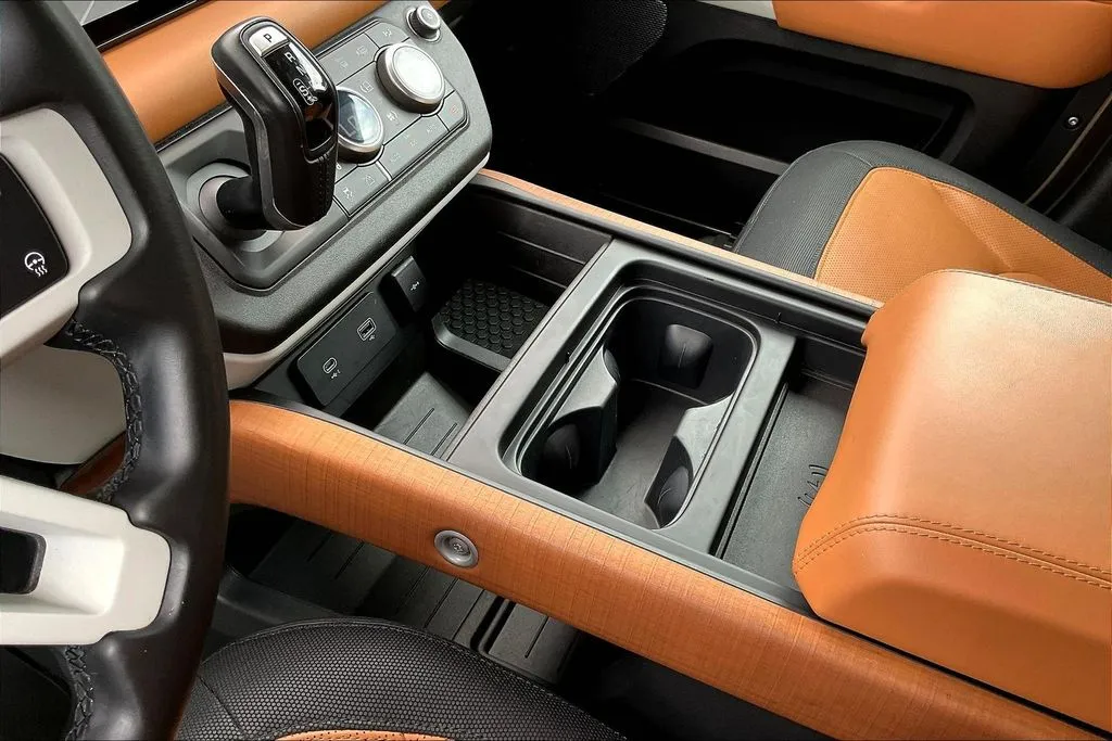 Land Rover Defender 110 photo 17