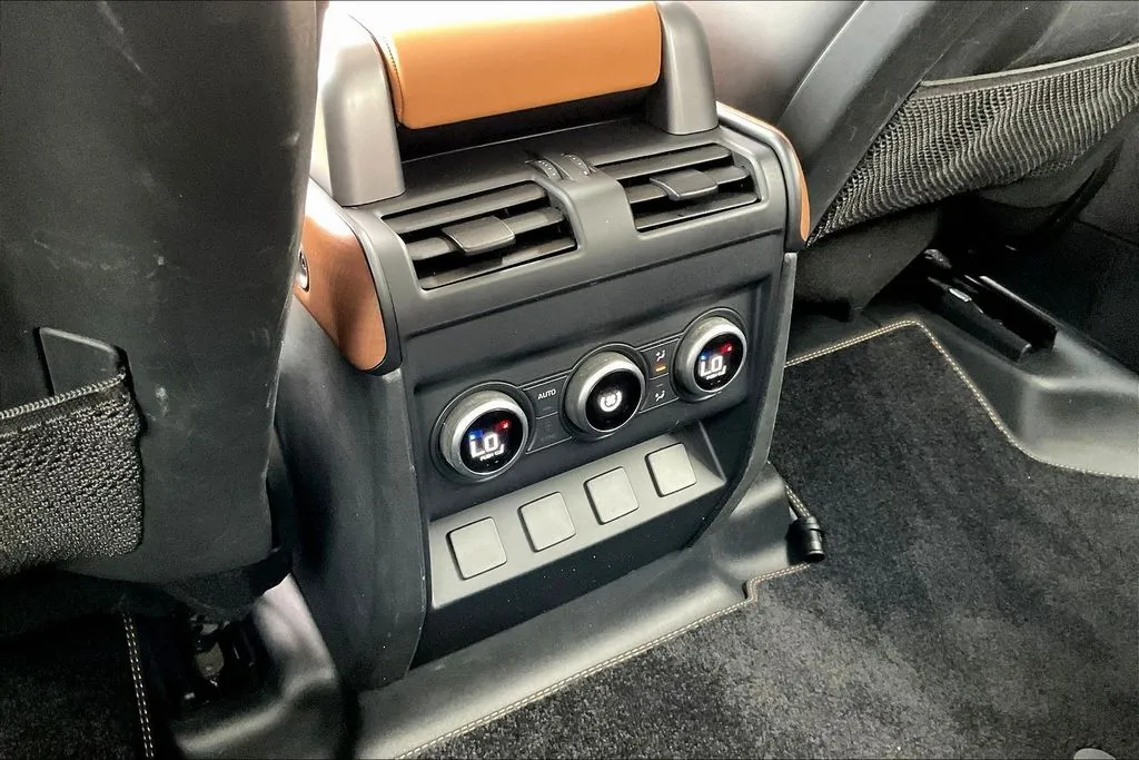 Land Rover Defender 110 photo 10