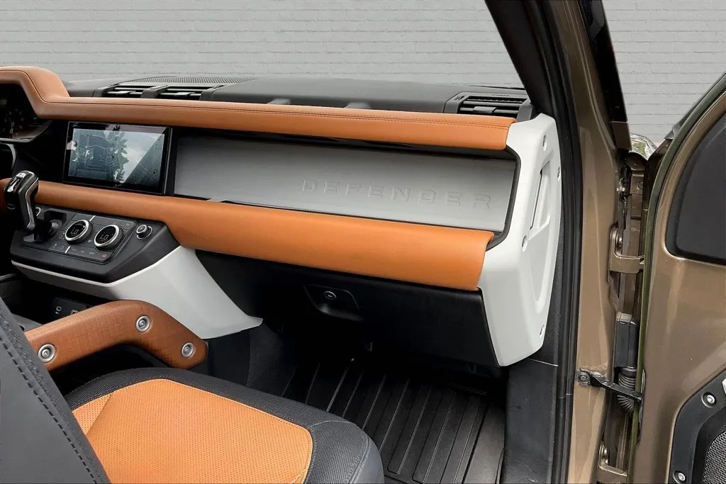 Land Rover Defender photo 26