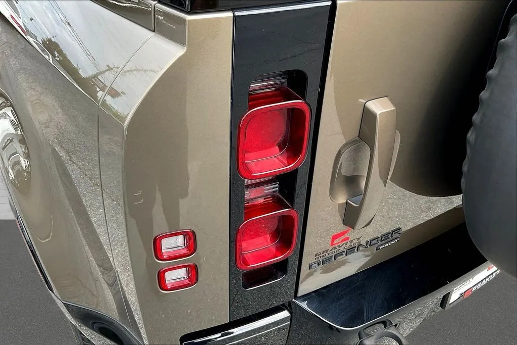 Land Rover Defender 110 photo 22
