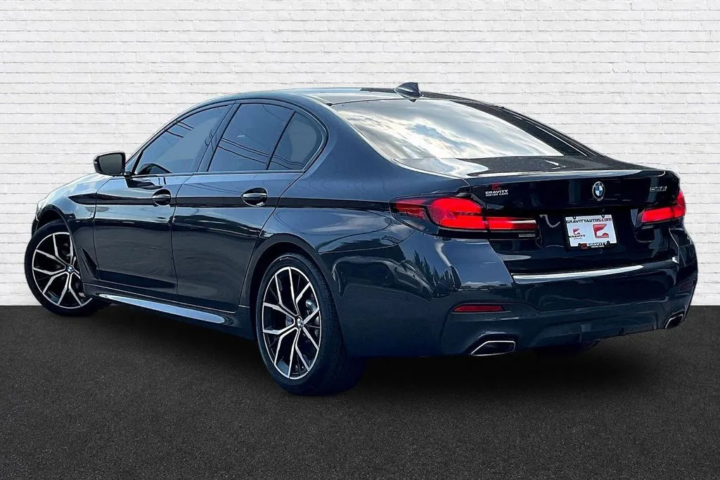 BMW 5 Series photo 4