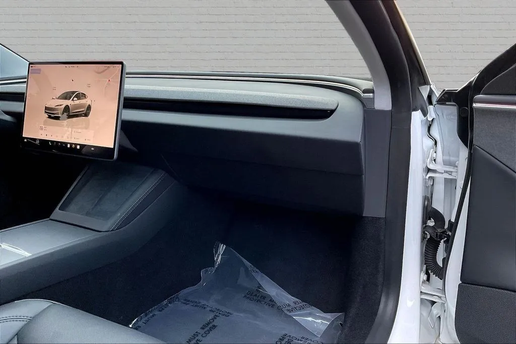 Tesla Model 3 photo 25