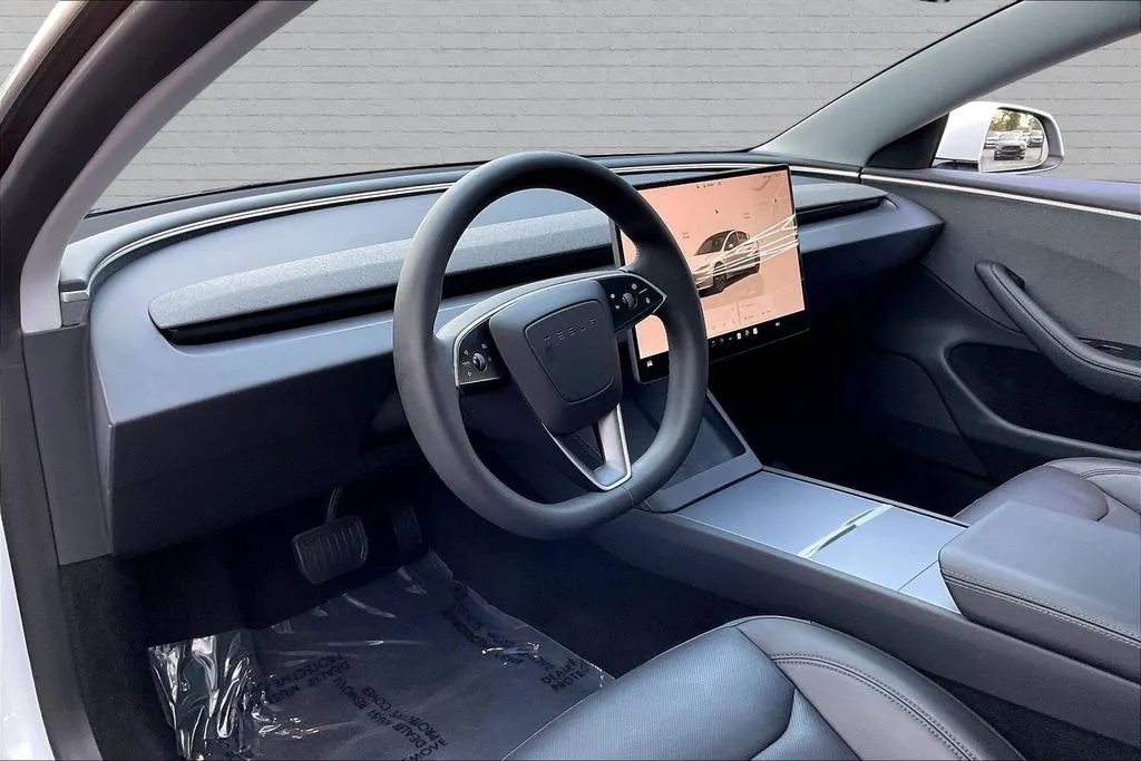Tesla Model 3 photo 16