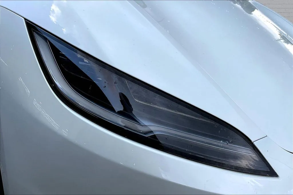 Tesla Model 3 photo 28