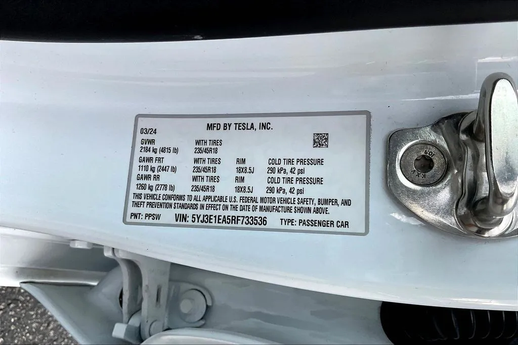Tesla Model 3 photo 18