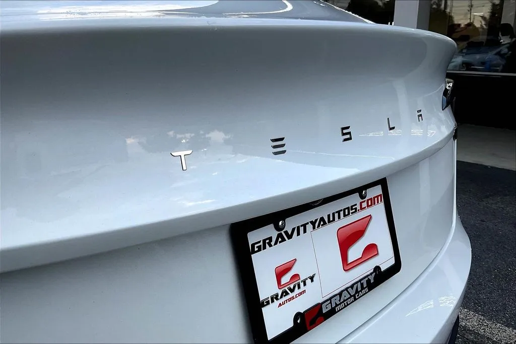 Tesla Model 3 photo 23